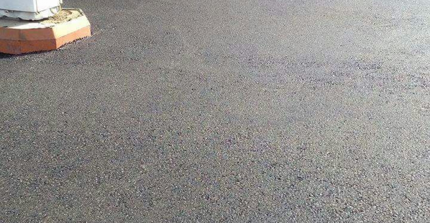 Yakıt istasyonunun bahçesinin asfaltlanması tepkiye neden oldu